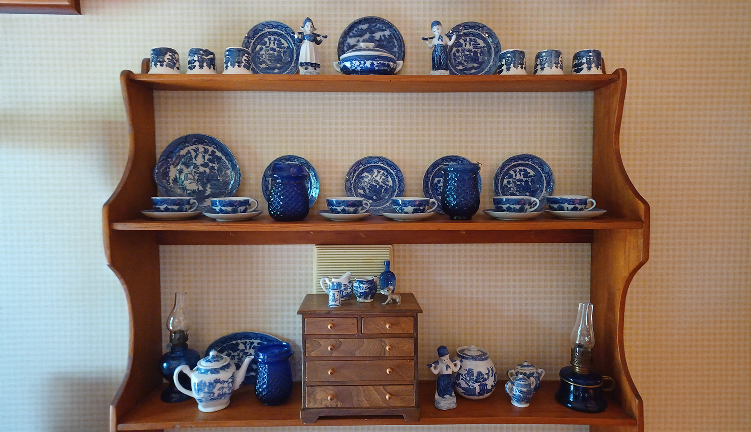 Dishcabinet_1500 Dish Cabinet of Blue Willow items
