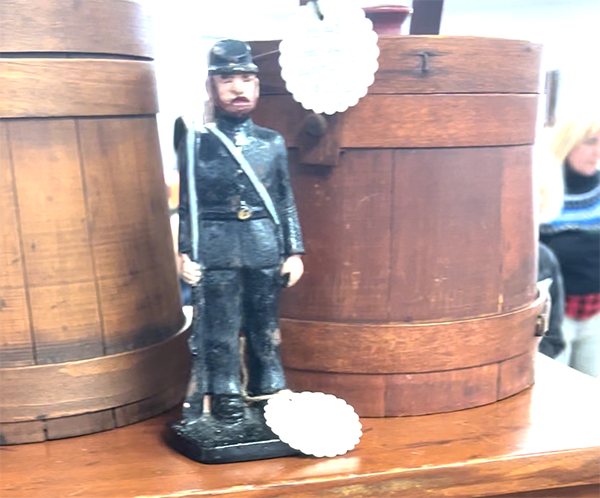 5Soldierand table_600-400 soldier
